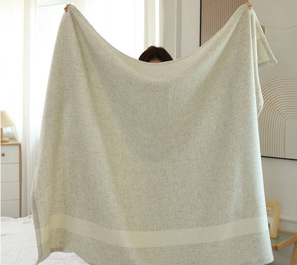 Juzi® Small Checkered Knitted Blanket